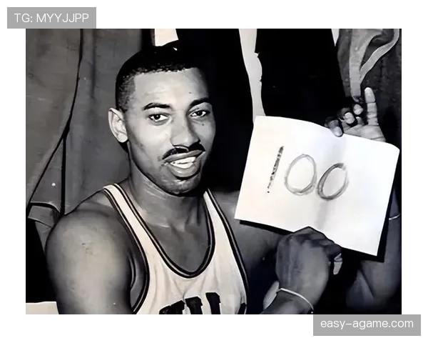 张伯伦内线强攻拉开空间 比肩历史顶级篮板王表现