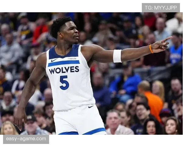 爱德华兹无球跑动拉开空间，主导森林狼进攻体系